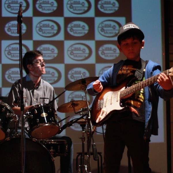 Banda juvenil en presentación en vivo